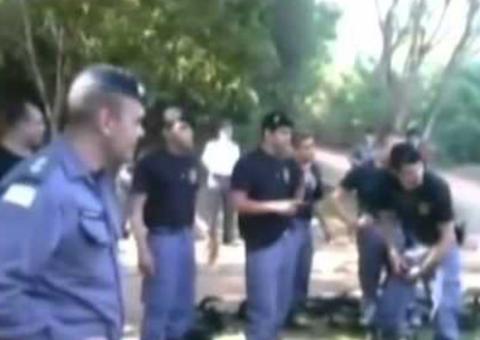 Policiais recebem choque elétrico durante treinamento